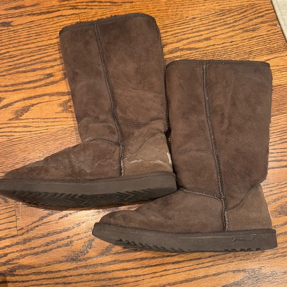 Brown tall uggs - Picture 1 of 4